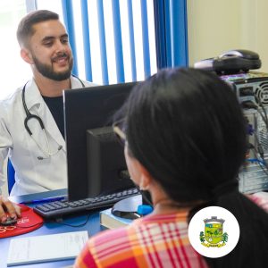 Pode ser uma imagem de 2 pessoas, pessoas estudando e hospital