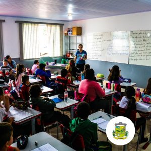 Pode ser uma imagem de 12 pessoas, pessoas estudando e texto