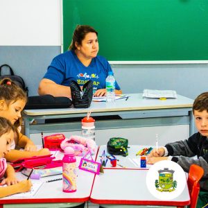 Pode ser uma imagem de 3 pessoas, criança, pessoas estudando, brinquedo para crianças e texto